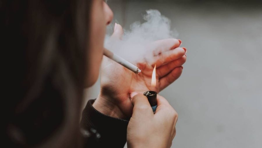 mujer-fumando-240525-1200-675
