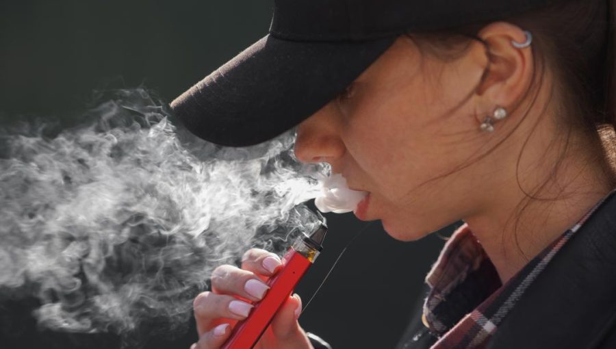 una-mujer-con-un-vaper